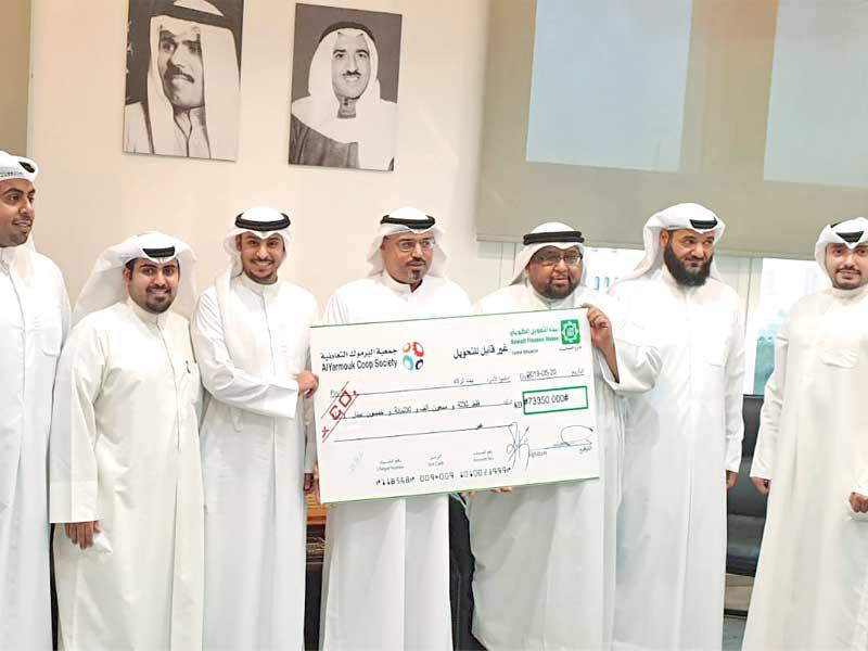 مسؤولو «الزكاة» يتسلمون زكاة جمعية اليرموك