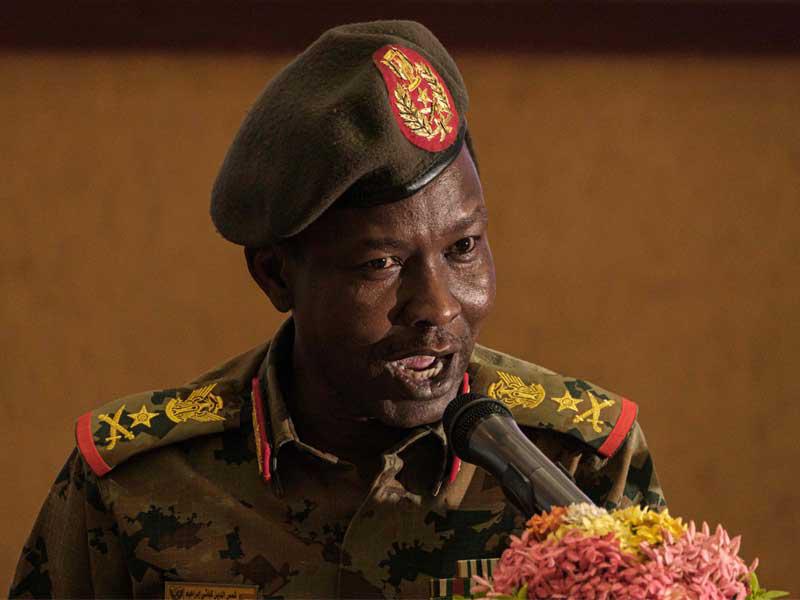 المتحدث باسم المجلس العسكري الانتقالي في السودان شمس الدين كباشي يتحدث خلال مؤتمر صحفي في القصر الرئاسي بالخرطوم