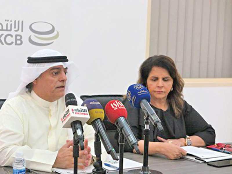 المضف والعوضي خلال توقيع بروتوكول تبادل المعلومات أمس