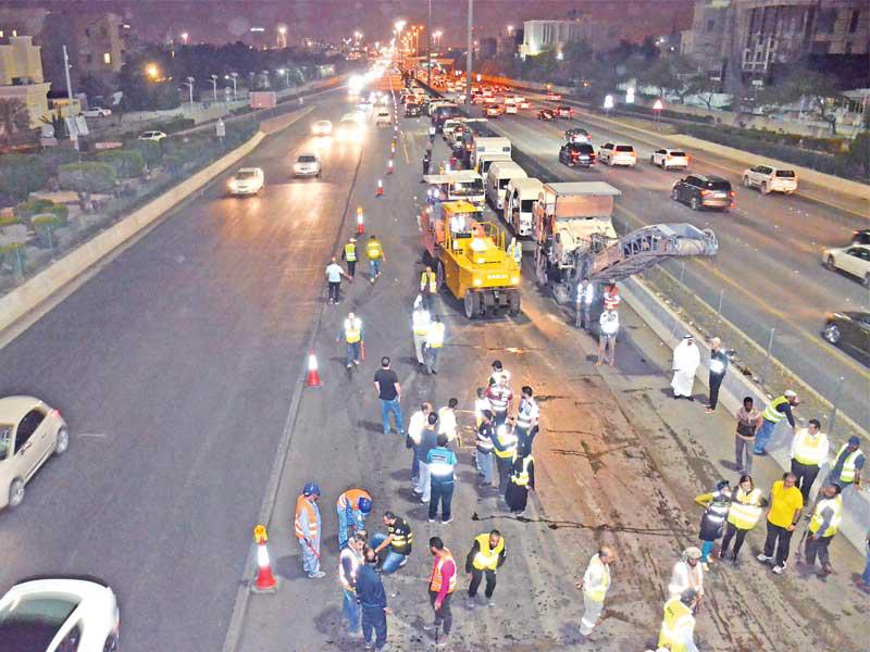 جانب من أعمال اصلاح الطرق