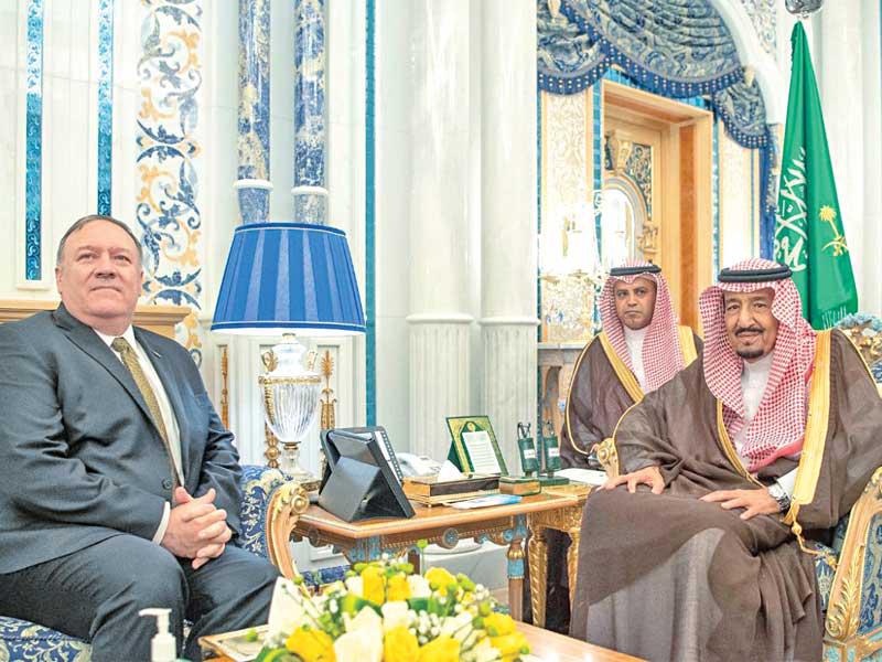 الملك سلمان مستقبلاً بومبيو في جدة أمس (واس)