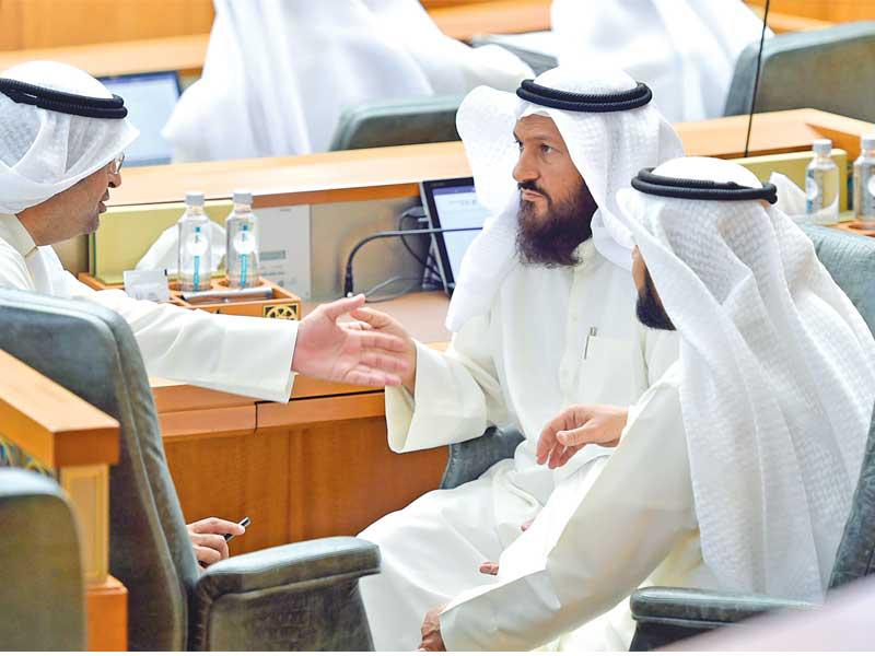 هايف والحجرف خلال جلسة أمس (تصوير عبدالله الخلف)