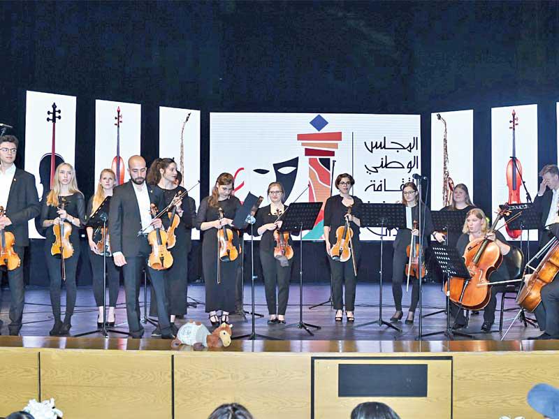 أعضاء فرقة أوركسترا لوبنهايم على المسرح 