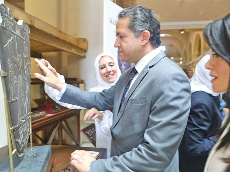 العناني يقوم بتجربة النظام الصوتي الخاص بالمكفوفين