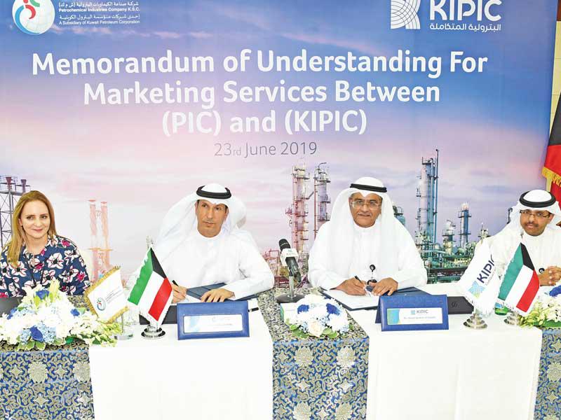 العازمي والعوضي خلال توقيع مذكرة التفاهم