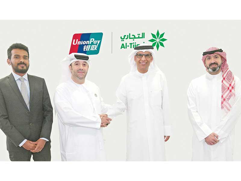 حميد سلمان وعبدالعزيز ملك في لقطة جماعية