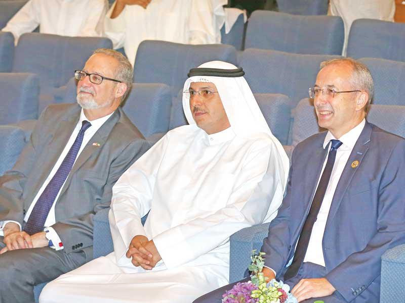 المخيزيم متوسطاً السفيرين الأميركي والبريطاني