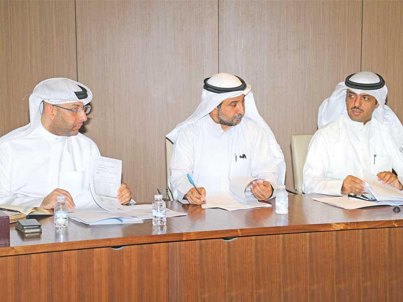 مشاركون في الاجتماع التربوي