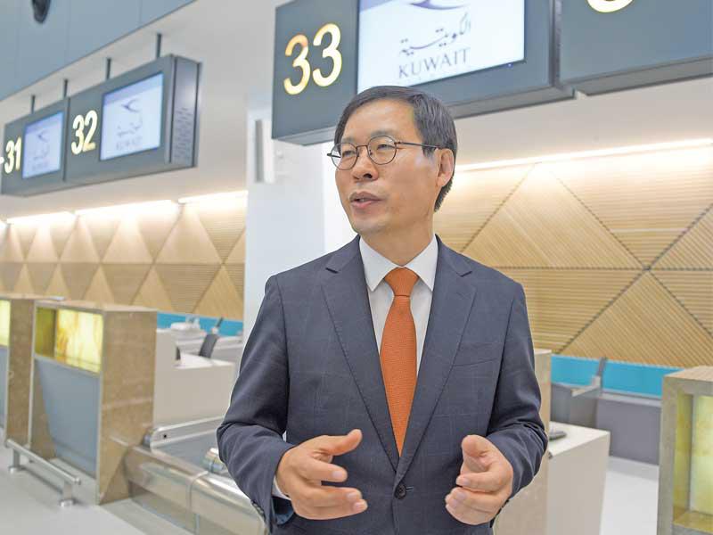 لي... ويبدو جانب من قاعة المسافرين في T4 