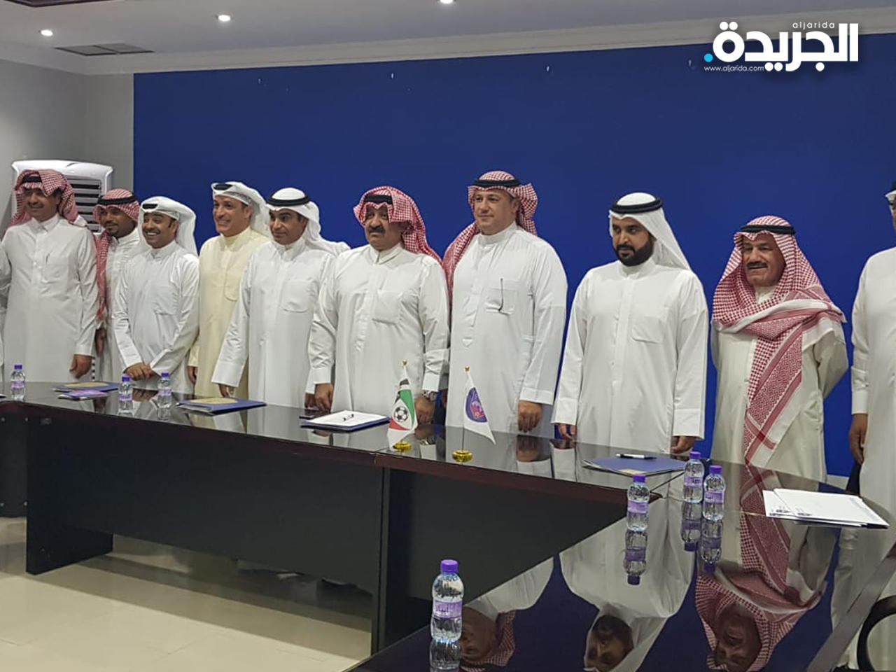 جانب من توقيع العقود