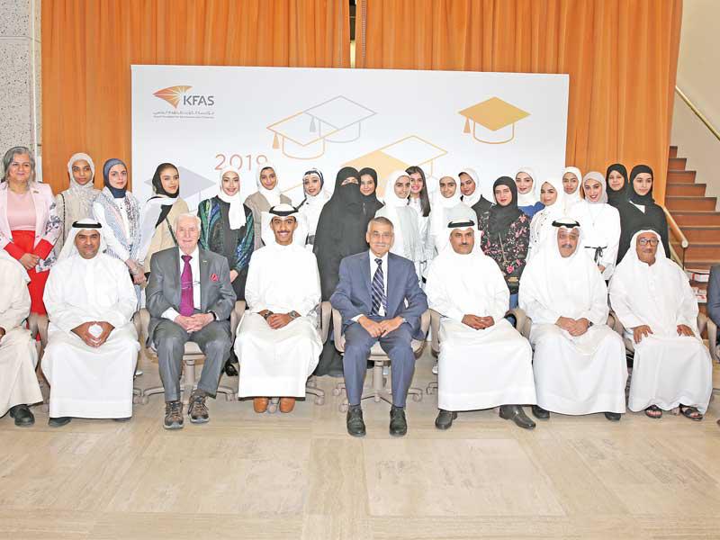 الحربي وشهاب الدين وعدد من الطالبات المكرمات