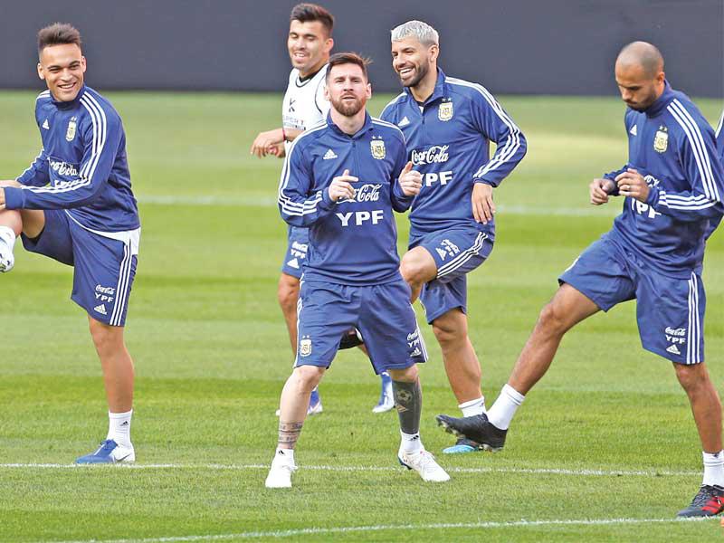ميسي خلال تدريبات المنتخب الأرجنتيني