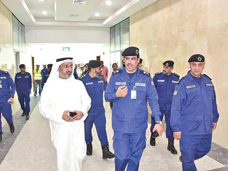 اللواء فهد متفقداً مبنى بنك الدم