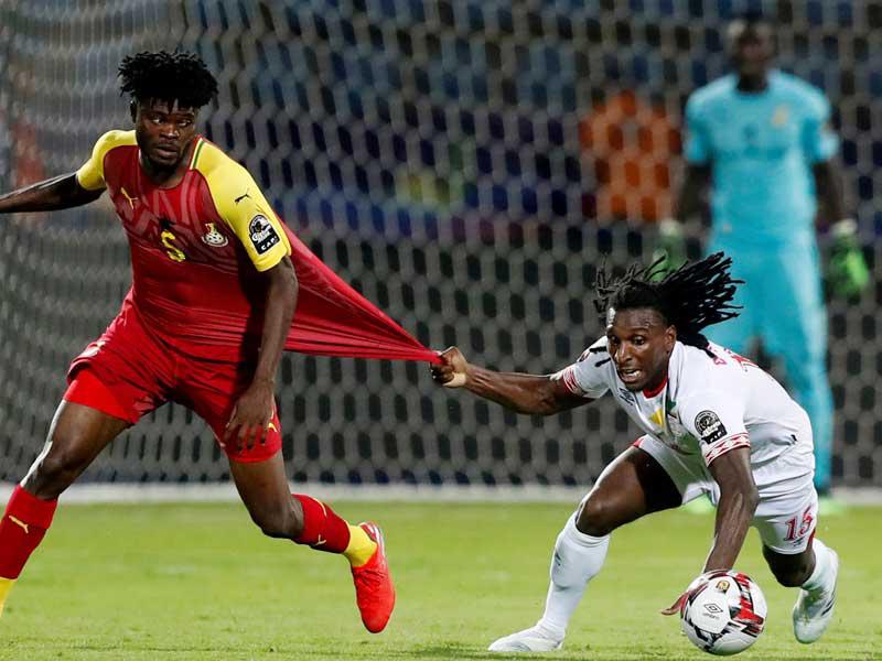 جانب من مباراة غانا وبنين (رويترز)