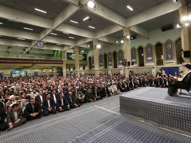 خامنئي متحدثاً خلال لقاء مع أعضاء السلطة القضائية في طهران أمس (إرنا)