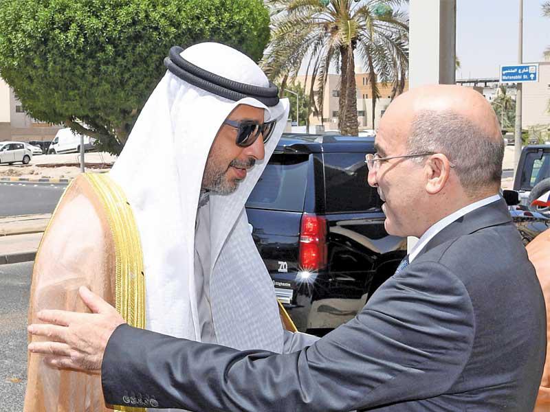 العبدالله أثناء نقله التعزية لسفارة قبرص