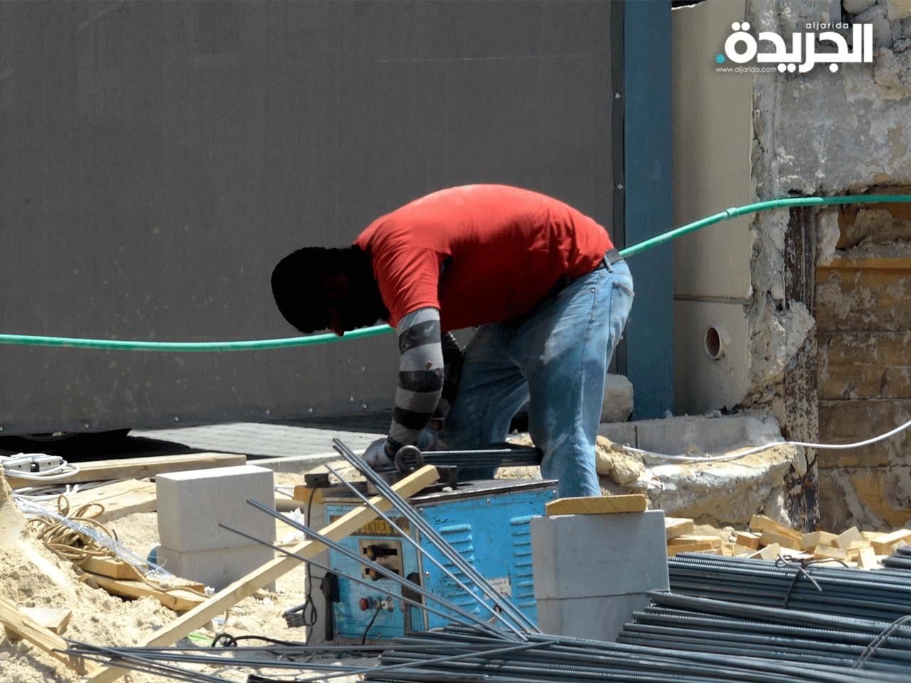  أحد عمال البناء يعمل في الفترة المحظورة 