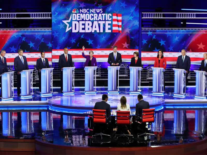مرشحو الحزب الديمقراطي الـ 10 إلى الانتخابات الرئاسية خلال مناظرتهم الأولى في ميامي أمس الأول       (أ ف ب)