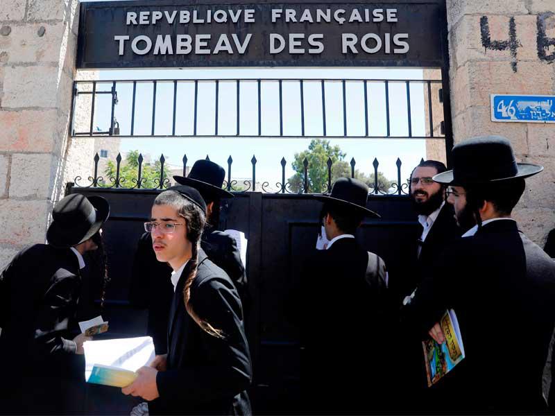 أعلنت فرنسا، أمس، تعليق الزيارات لـ«قبور السلاطين» في القدس الشرقية المحتلة، إثر توترات شهدها الموقع الأثري، أمس، في اليوم الأول من إعادة فتحه أمام العامة، بعد أشغال استمرت 9 سنوات. وفي الصورة يهود متشددون حاولوا الدخول عنوة للصلاة من دون أن يكونوا حائزين الحجوزات اللازمة tttt              (أ ف ب)