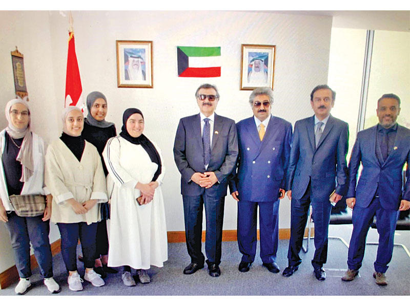 الجارالله خلال لقائه عددا من الطلبة الدارسين في جامعات ايرلندية