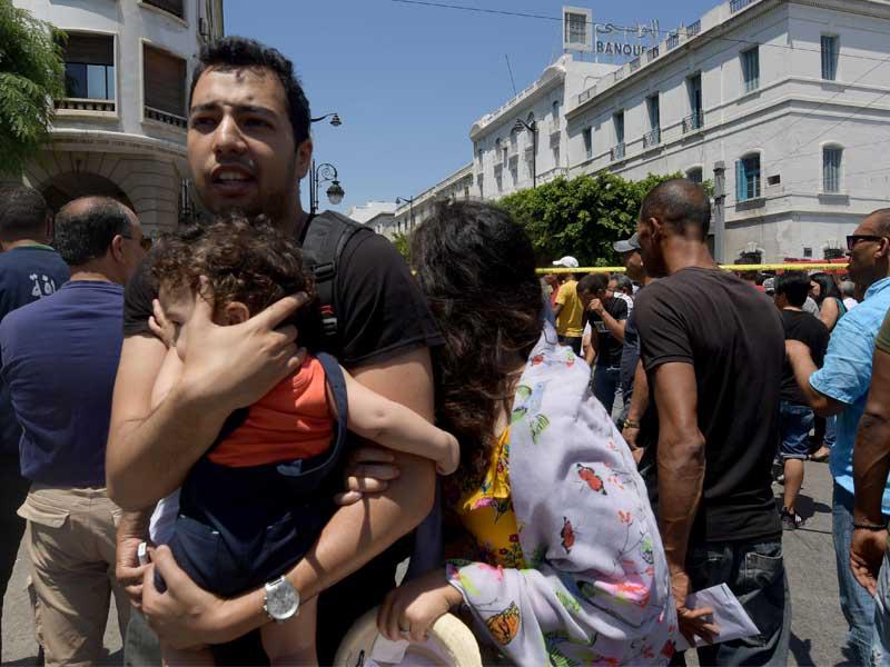 تونسيون يفرون من موقع أحد الهجومين في شارع ديغول بالعاصمة أمس t(أ ف ب)