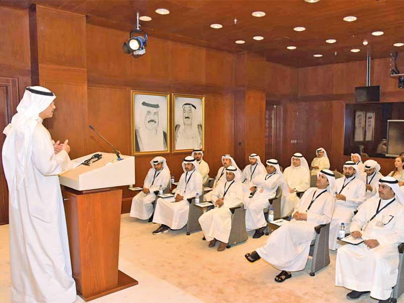 المزرم يعتلي منصة المركز الإعلامي بعد افتتاحه أمس مع ممثلي الإعلام