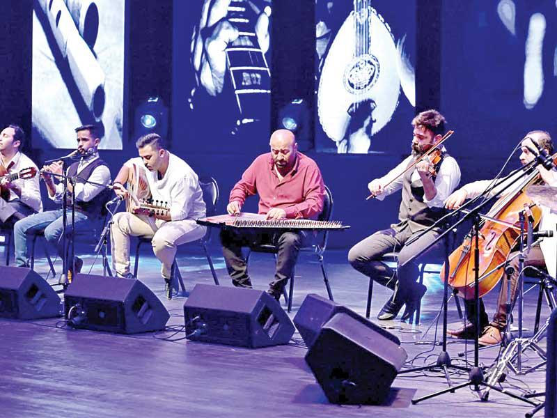  ايتش ودوغان خلال عزفهما 