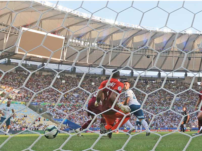 لاوتارو مارتينيز نجم منتخب الأرجنتين يحرز هدفه في مرمى فنزويلا