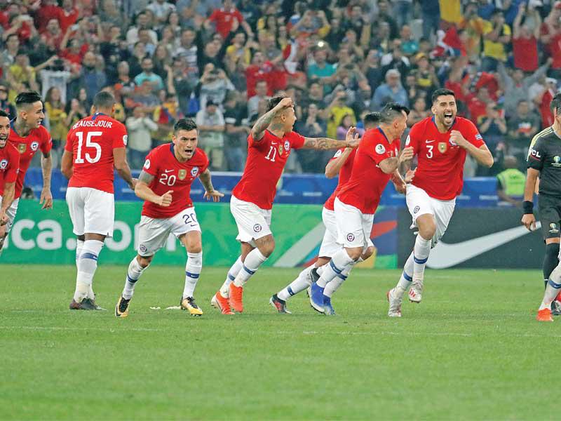 فرحة لاعبي تشيلي بعد الفوز