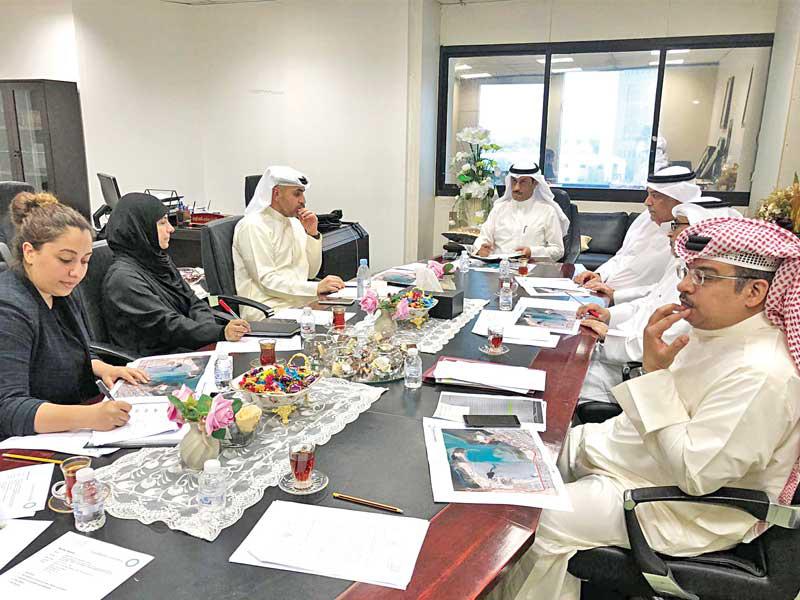 المطيري ومسؤولو «الشؤون» و«البلدية» خلال الاجتماع