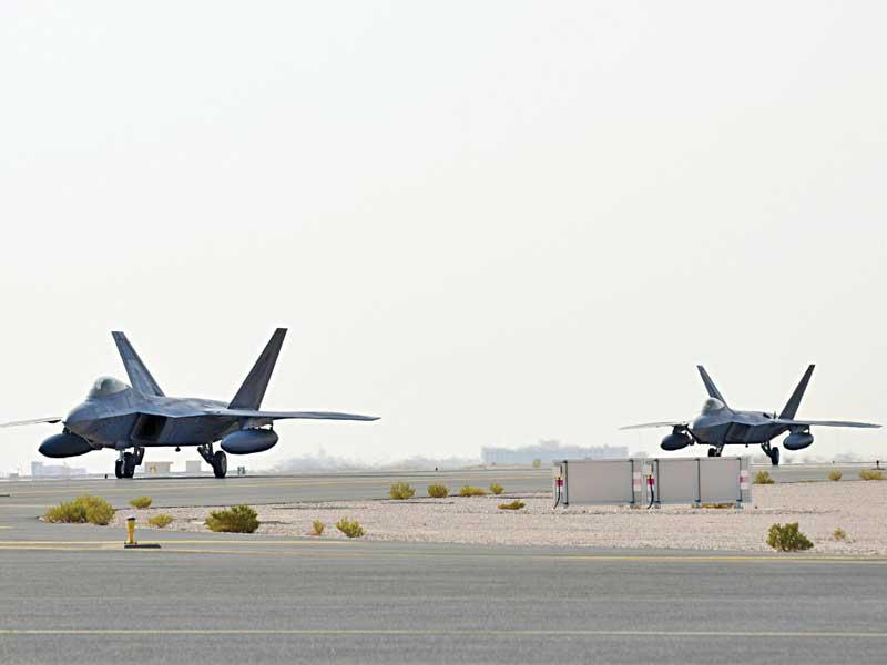 صورة وزعتها القيادة المركزية الأميركية لمقاتلتي F22 في قطر 