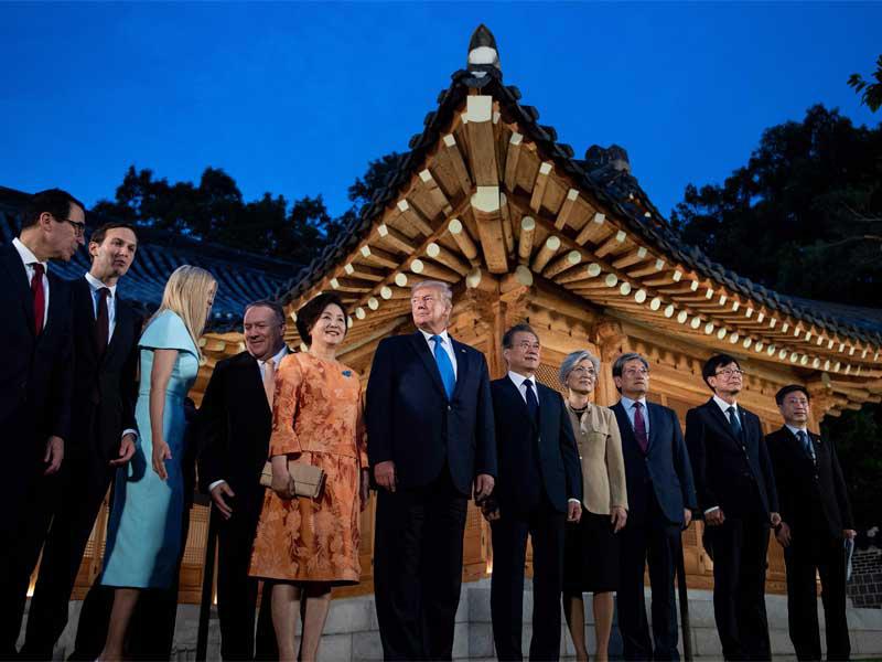 ترامب والوفد الأميركي مع رئيس كوريا الجنوبية بالبيت الازرق في سيول أمس tt(أ ف ب) 