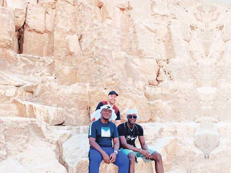 مدافع فريق مانشستر يونايتد الإنكليزي الإيفواري إيريك بايلي يزور الأهرامات