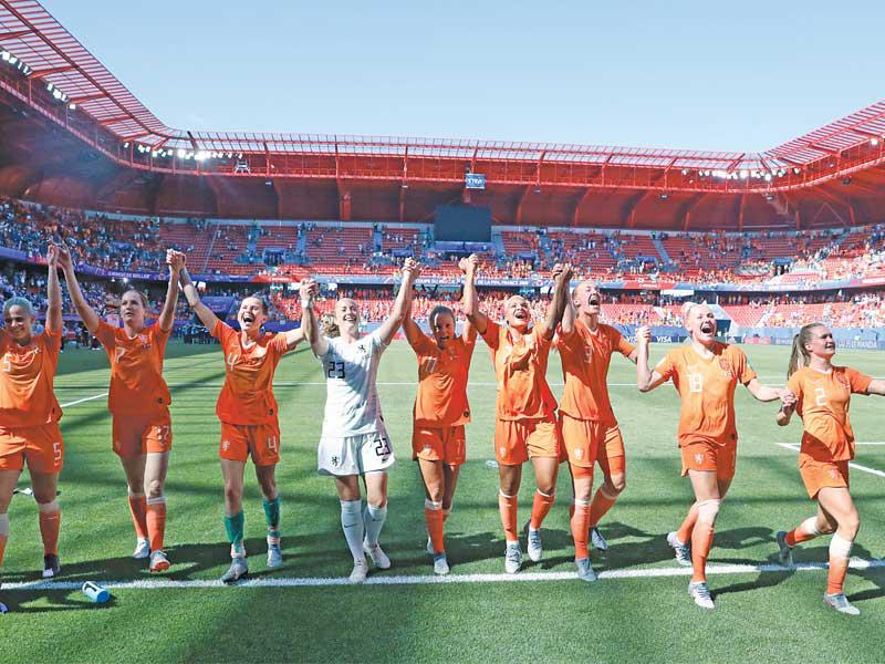 فرحة لاعبات المنتخب الهولندي بعد الفوز على إيطاليا