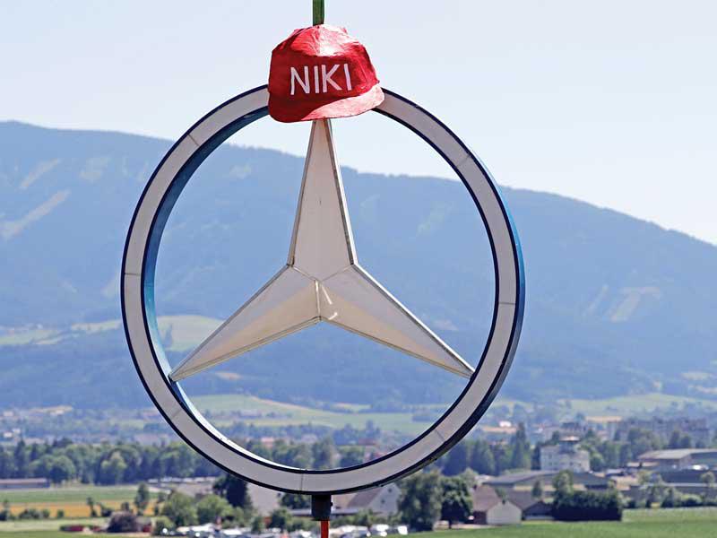 اسم نيكي لاودا على قبعة وشعار مرسيدس