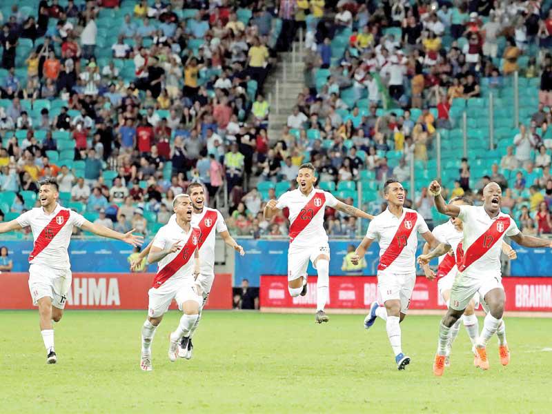 فرحة لاعبي بيرو بعد الفوز على اوروغواي