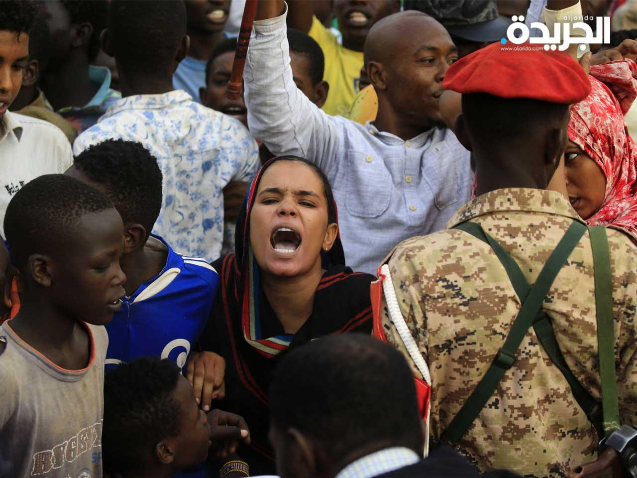 هتف المتظاهرون السودانيون شعارات تطالب بالحكم المدني