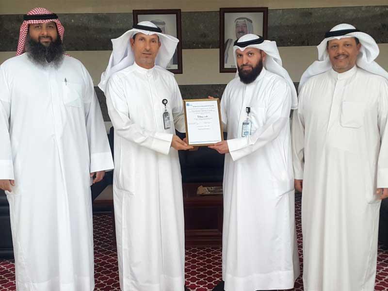 الرئيس التنفيذي لشركة صناعة الكيماويات البترولية مطلق العازمي خلال تسلمه شهادة  الإدارة المستدامة للمشتريات «ISO 20400»