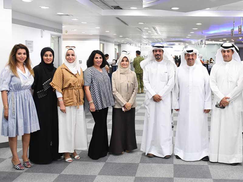 عميد القبول والتسجيل بجامعة الكويت د. علي المطيري، والرئيس التنفيذي للعلاقات والاتصالات في شركة زين الكويت وليد الخشتي خلال افتتاح الصالة