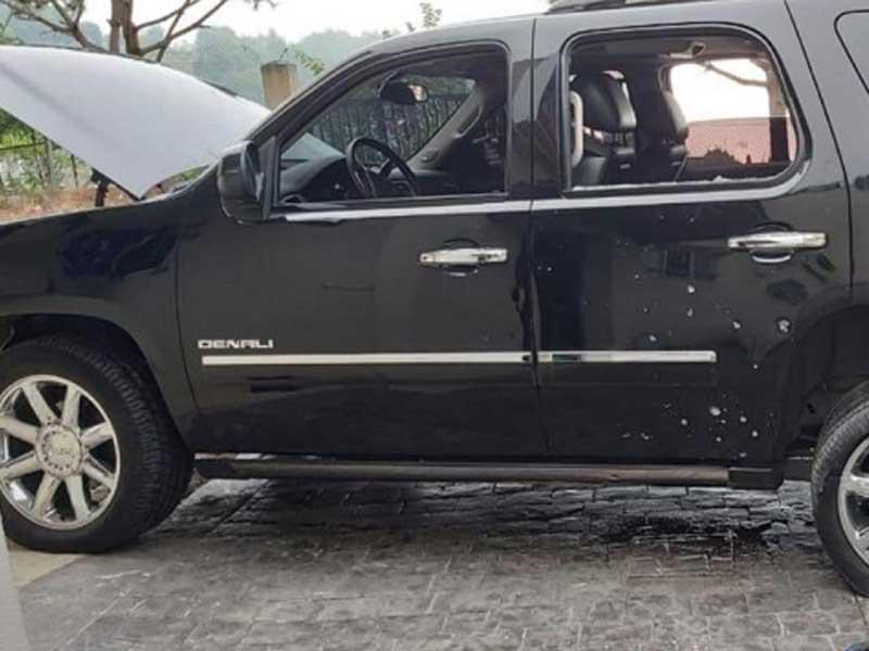 سيارة الوزير الغريب كما بدت بعد إطلاق النار أمس