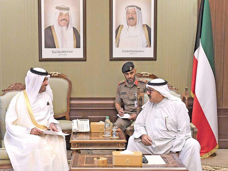النائب الأول مستقبلاً السفير القطري