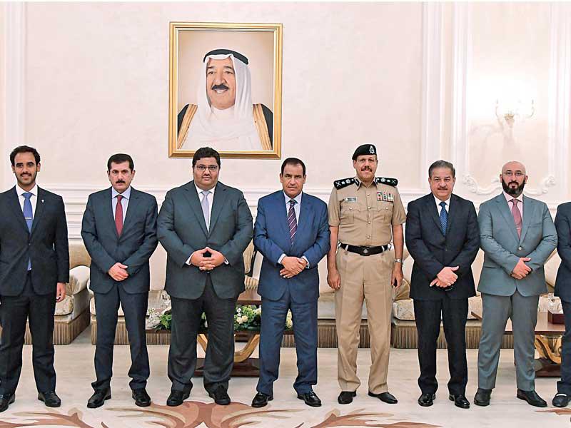 الوفد الكويتي لدى مغادرته إلى المملكة المتحدة