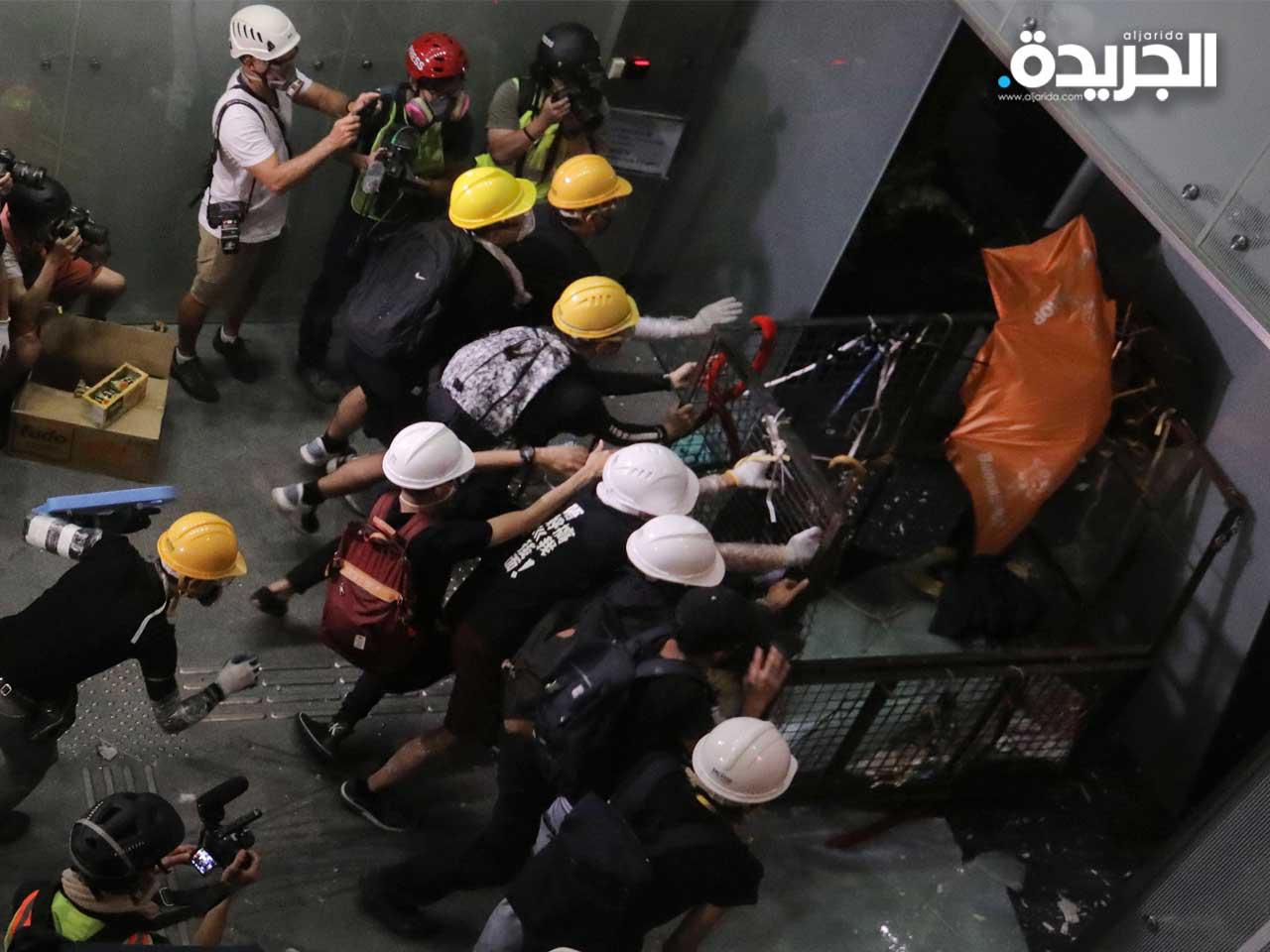 اقتحم المتظاهرون المناهضون للحكومة مبنى البرلمان في هونج كونج