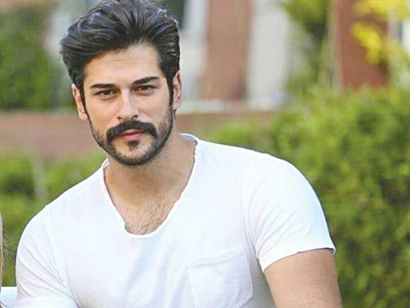 الممثل التركي بوراك أوزجيفيت