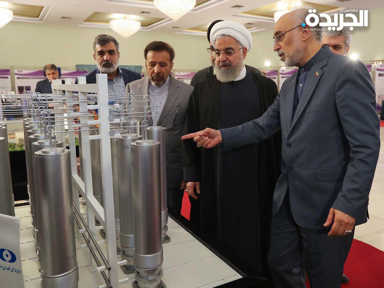  الرئيس الإيراني حسن روحاني (يمين) ورئيس منظمة التكنولوجيا النووية الإيرانية علي أكبر صالحي يتفقدان التكنولوجيا النووية بمناسبة يوم التكنولوجيا النووية الإيراني في طهران 