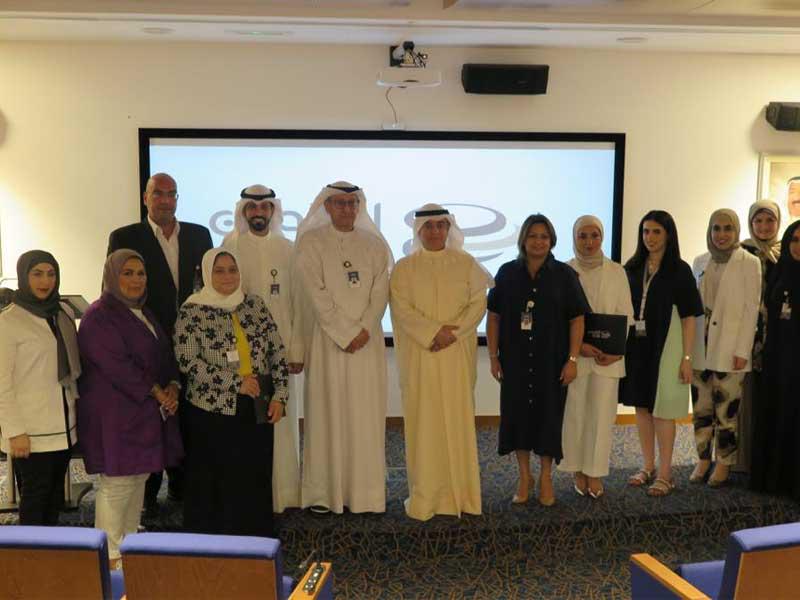 المضف متوسطاً أحد الفرق المكرمة في «الائتمان»n