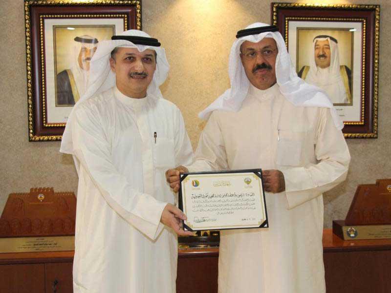 محافظ حولي الشيخ أحمد النواف مستقبلا  رئيس جمعية مشرف التعاونية عبدالرحمن القديري