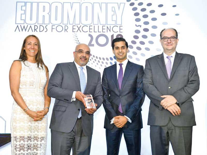 راني سلوانس ومشاري بن سلامة خلال تسلم جائزة «الوطني للاستثمار» عن فئة أفضل بنك استثماري في الكويت