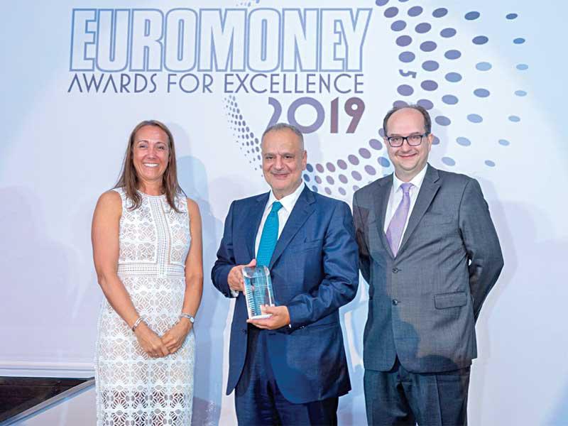 العقاد يتسلم الجائزة