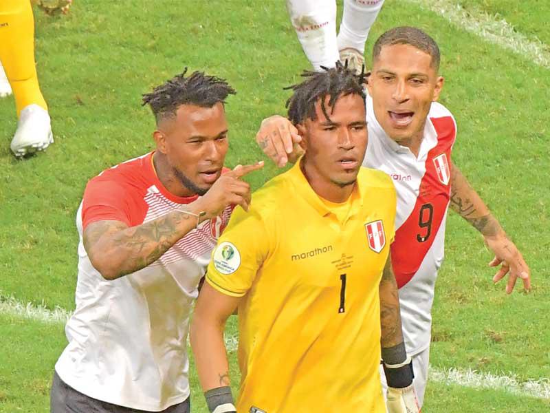 لاعبو بيرو بعد الفوز على اوروغواي